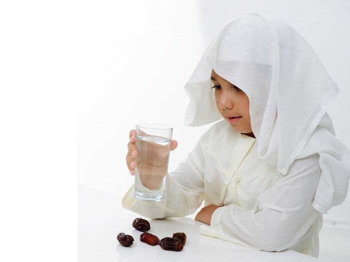 Как детям держать пост в Рамадан?