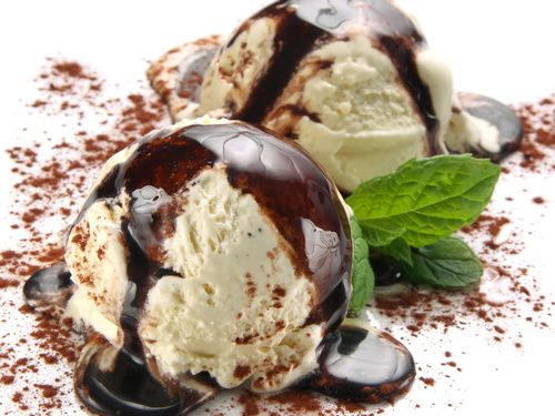 Ореховое мороженое под соусом из горького и белого шоколада рецепт