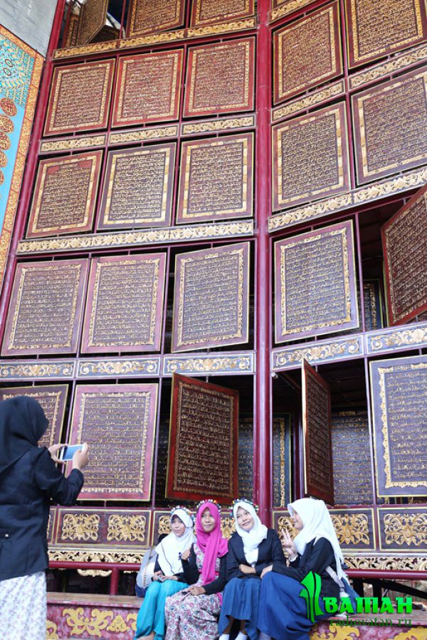 Самый большой деревянный Коран создают в Индонезии